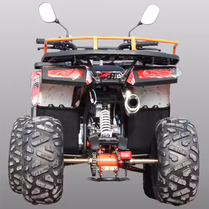 Vista traseira de um quadriciclo ATV mostrando a suspensão e o escapamento.