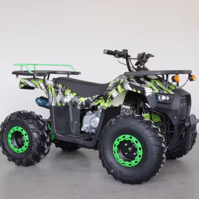 Quadriciclo verde e preto com pneus off-road