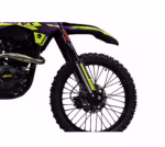 Detalle de la rueda delantera y la suspensión de la moto de cross BNK