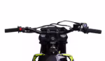Manillar de motocicleta con controles y empuñaduras.