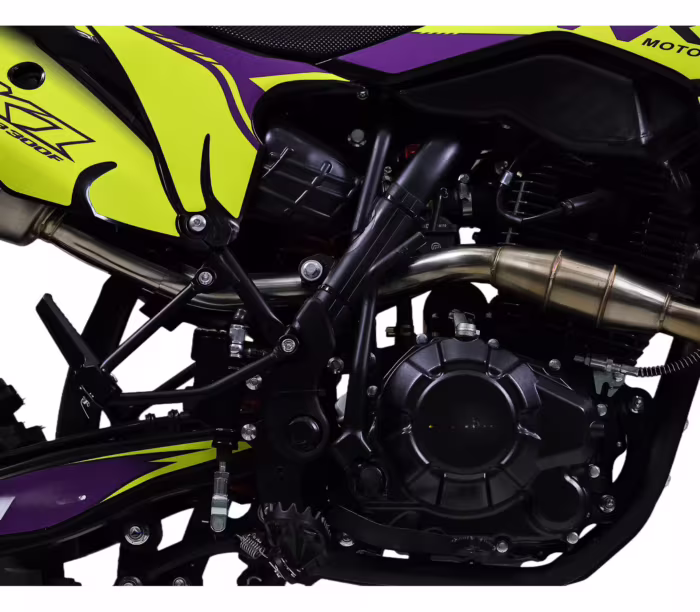 Visão aproximada do motor e do sistema de escape de uma motocicleta.