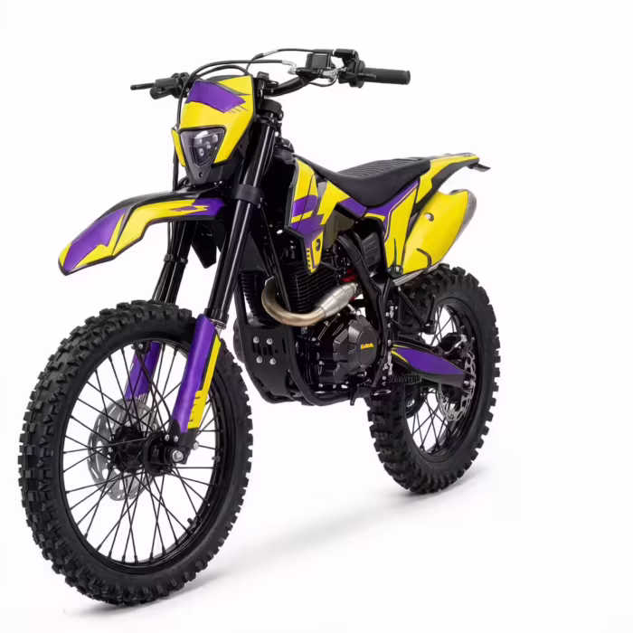 Moto de trilha amarela e roxa com pneus de cravos.