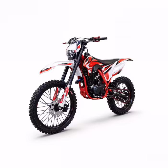 Fotografía de estudio de una moto de cross roja y blanca.