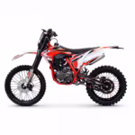 Vista lateral de dirt bike roja y blanca