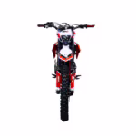 Vista frontal de dirt bike BNK con carrocería roja y blanca