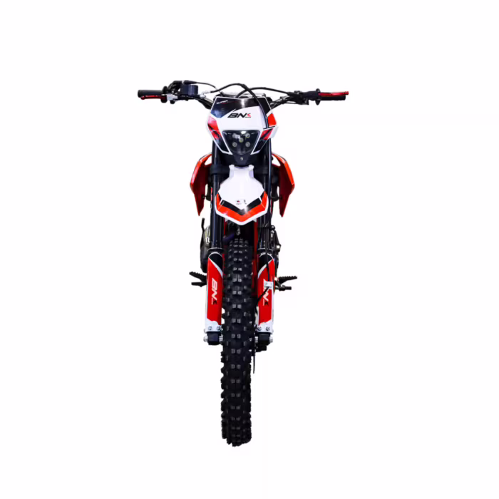 Vista frontal de dirt bike BNK con carrocería roja y blanca