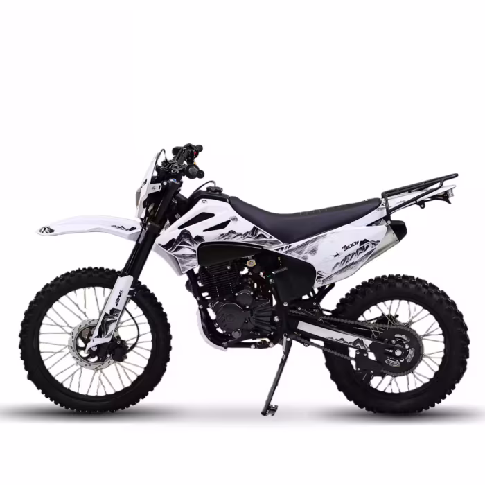 Vista lateral de una moto de cross de 300 cc blanca y negra