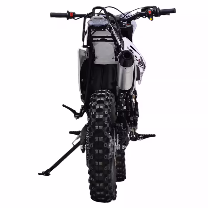 Vista trasera de una moto de cross blanca con neumáticos con tacos.