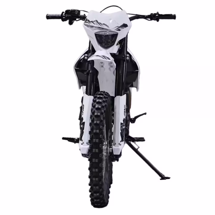 Vista frontal de una moto de cross blanca con neumáticos de tacos.