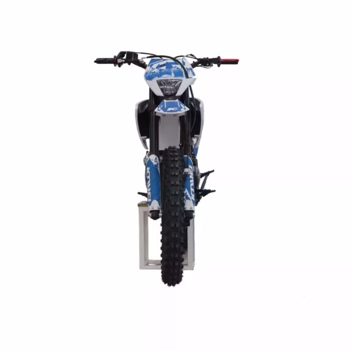 Vista frontal de una moto de cross azul y blanca