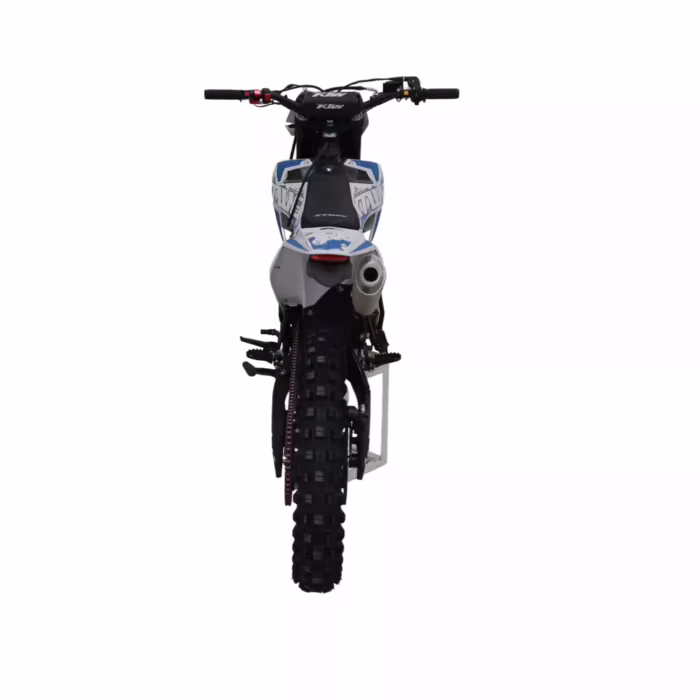 Vista trasera de una moto de cross blanca y azul