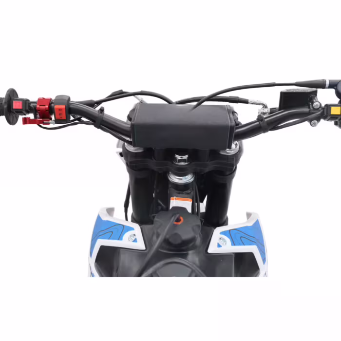 Manillar de motocicleta con mandos rojos y puños negros.