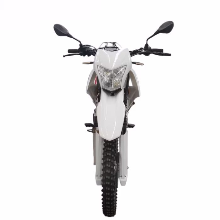 Moto de cross blanca vista frontal con faro