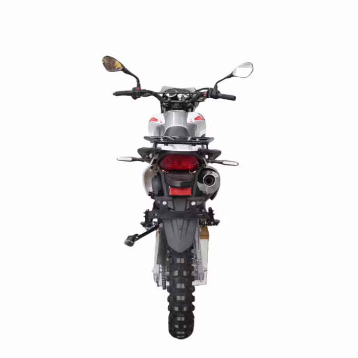 Vista trasera de una motocicleta blanca de doble propósito