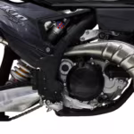 Detalhes do motor e escapamento da motocicleta K1 300 2T