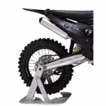 Roda traseira e escapamento da moto de motocross K1 300 2T