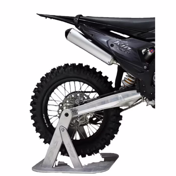 Roda traseira e escapamento da moto de motocross K1 300 2T