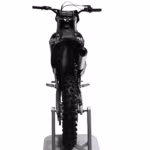 Moto de motocross preta, vista traseira, com o suporte.