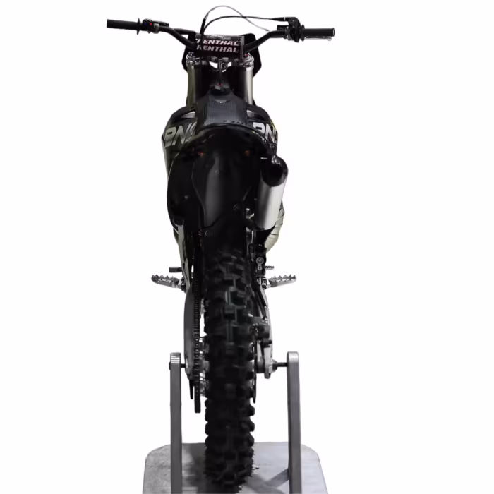 Moto de motocross preta, vista traseira, com o suporte.
