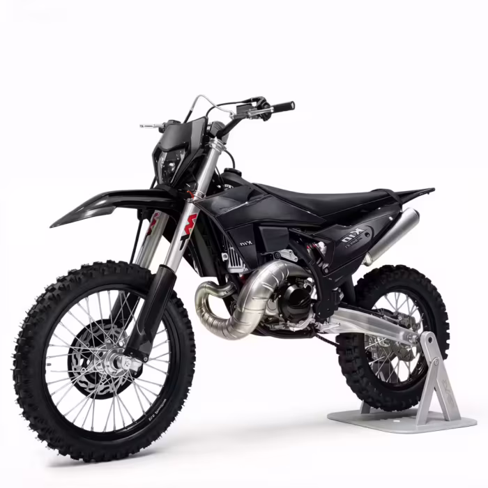 Dirt bike MX preta com escape prateado em fundo branco