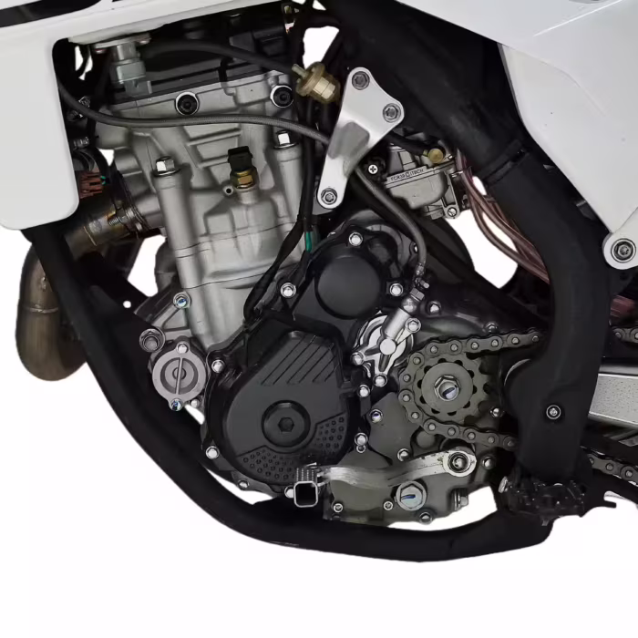 Motor de motocicleta con transmisión por cadena y carburador.