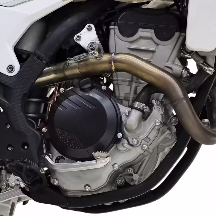 Motor de motocicleta con tubo de escape y tapa del embrague.