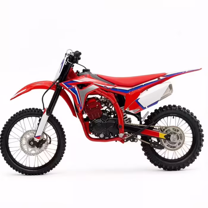 Moto de motocross vermelha com grafismos azuis e brancos, vista lateral.