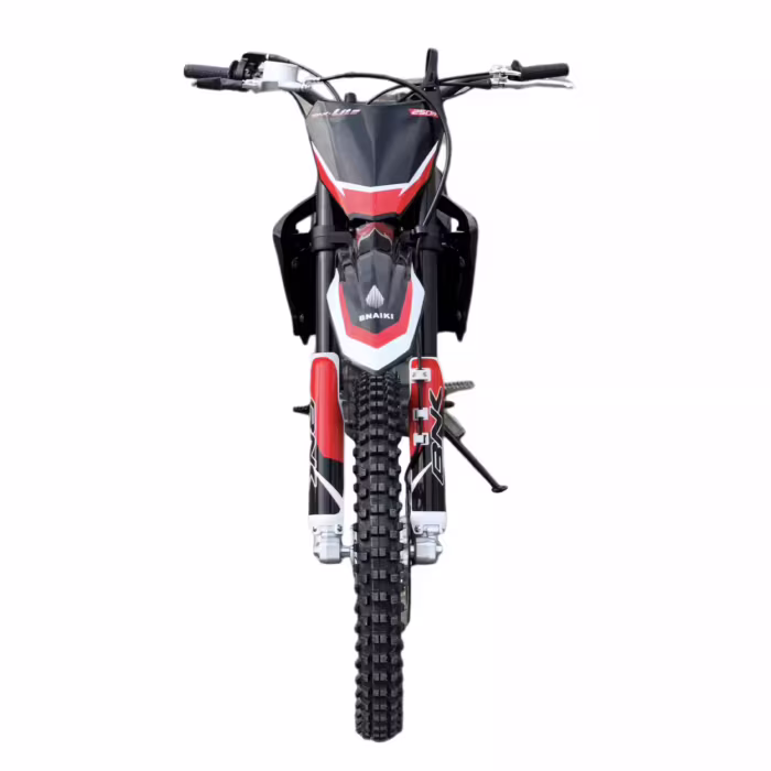 Vista frontal de uma moto de trilha preta e vermelha