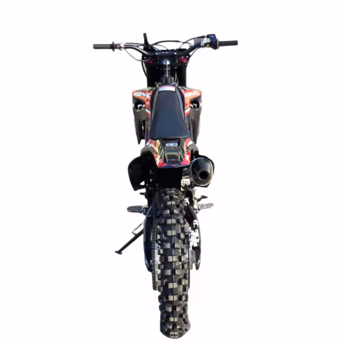 Vista traseira de uma moto de motocross YKF com pneu de cravos.
