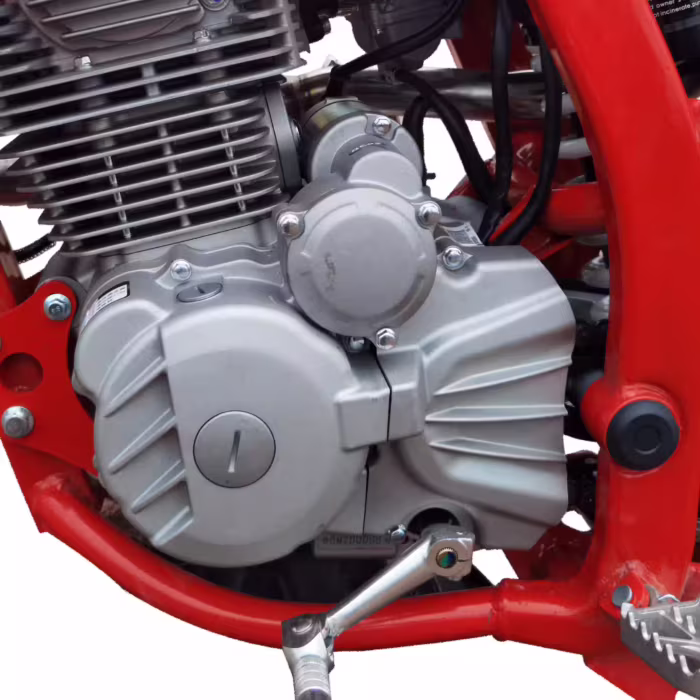 Primer plano de un motor de motocicleta con chasis rojo.