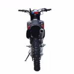 Vista traseira de uma motocicleta de trilha vermelha e preta