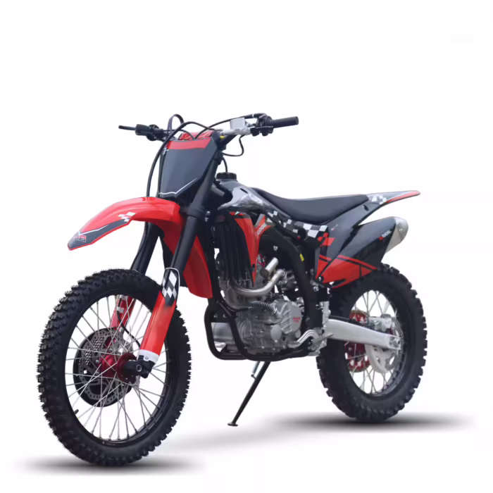 Moto de trilha vermelha e preta com pneus de cravo.