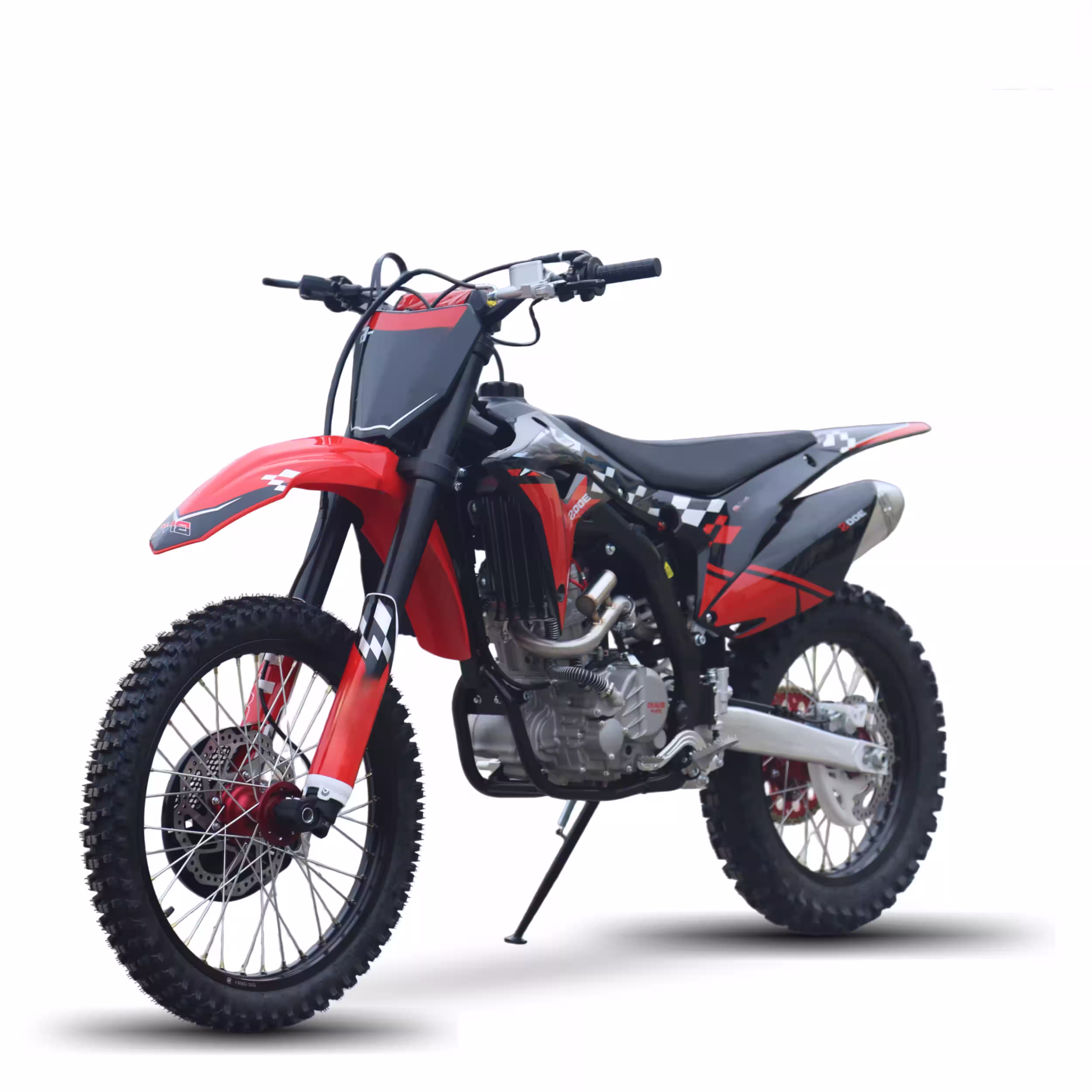 Moto de trilha vermelha e preta com pneus de cravo.