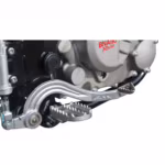 Motor de motocicleta com apoio para os pés e pedal de freio
