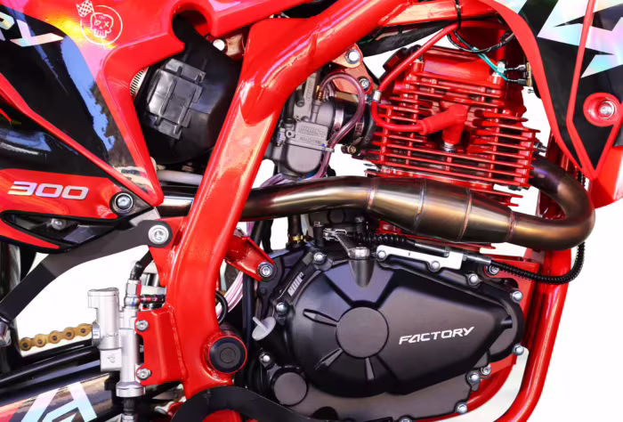 Motor vermelho de motocross com escapamento e quadro.