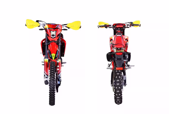 Motocicleta de motocross vermelha, vista frontal e traseira.