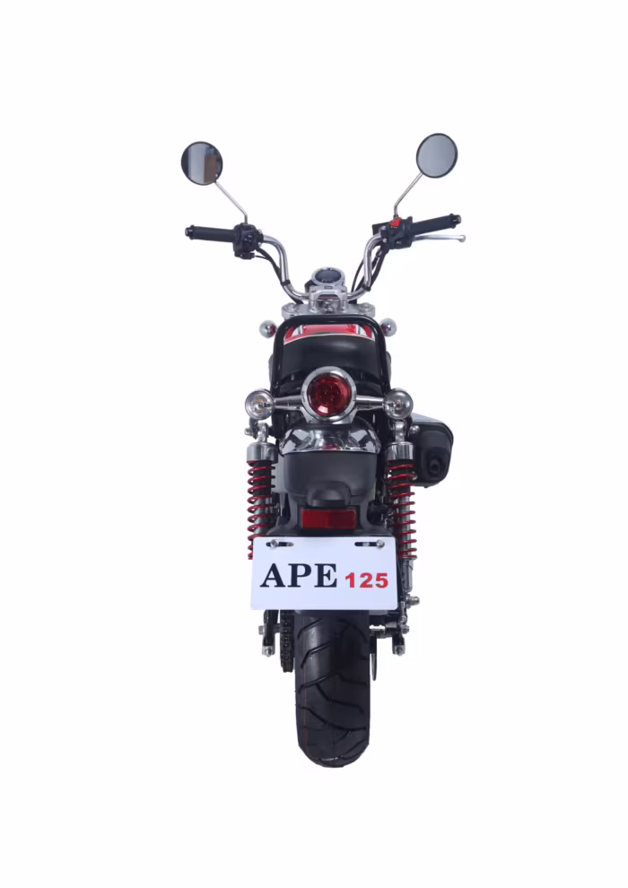 Vista traseira da motocicleta APE 125 com placa de identificação.