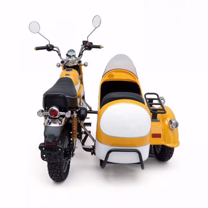 Motocicleta amarela e branca com sidecar vista traseira
