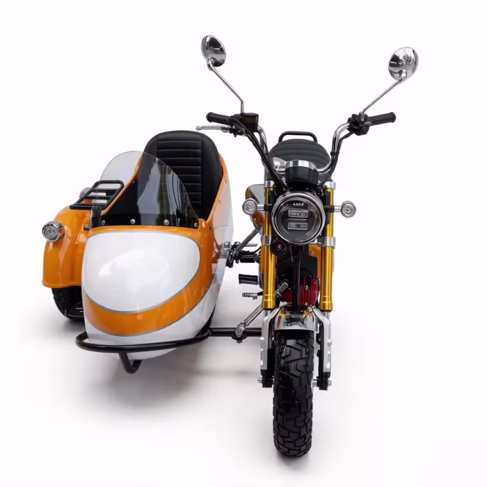 Motocicleta laranja e branca com sidecar, vista frontal.