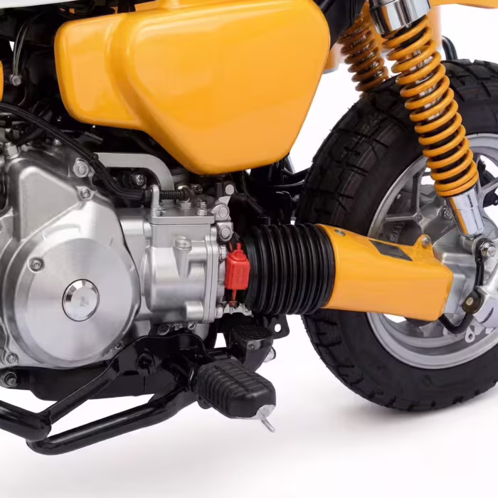 Motor e roda traseira de motocicleta amarela em close-up