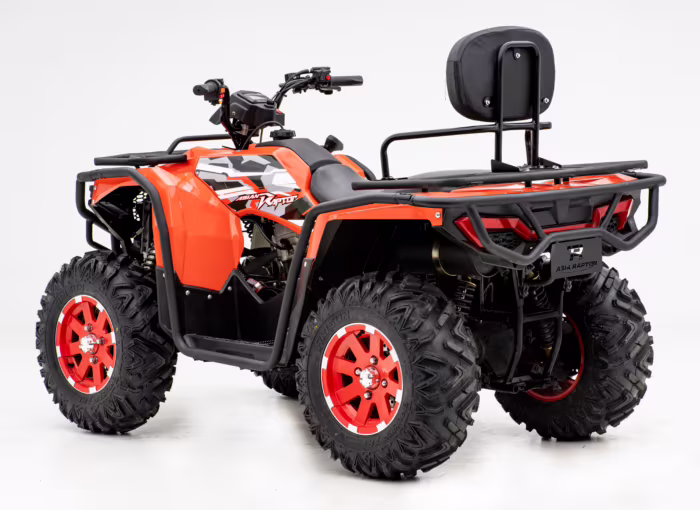 Quadriciclo utilitário laranja e preto com rodas vermelhas e encosto para passageiro traseiro.