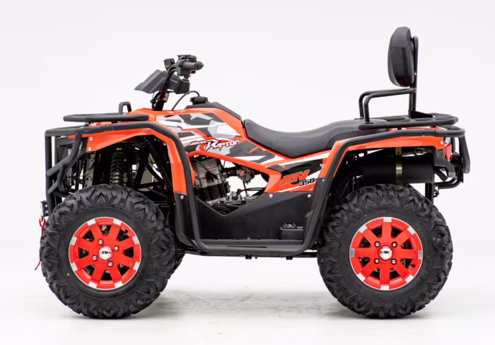 Quadriciclo ATV 350 laranja e preto com rodas vermelhas, vista lateral.