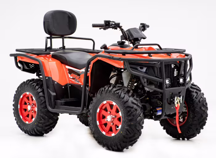 Quadriciclo laranja 350 com rodas vermelhas e quadro preto.