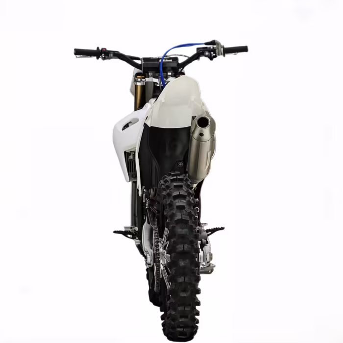 Vista trasera de una moto de cross blanca con escape.