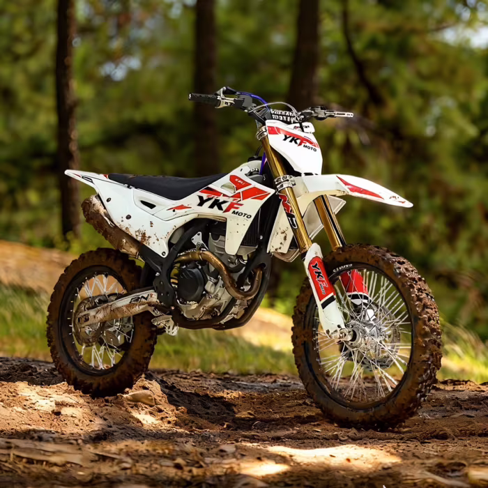 Moto de cross YKF en un sendero forestal embarrado.