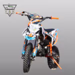 Mini moto de motocross laranja e azul, vista frontal.