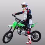 Piloto en una moto de cross verde de GS Motors.