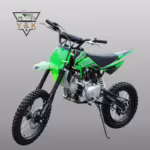 Moto de cross verde y negra con neumáticos de tacos.