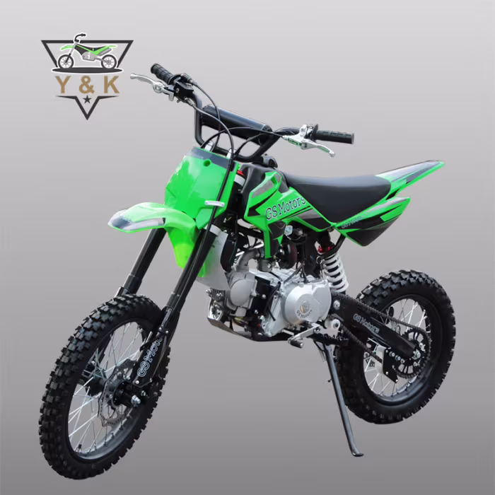 Moto de trilha verde e preta com pneus de cravos