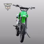 Vista frontal de una moto de cross verde con neumáticos de tacos.